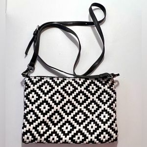 Crossbody Black & White 27"
Strap 9.5" x6.5" DEUX LUX Freida Faux Woven Leather